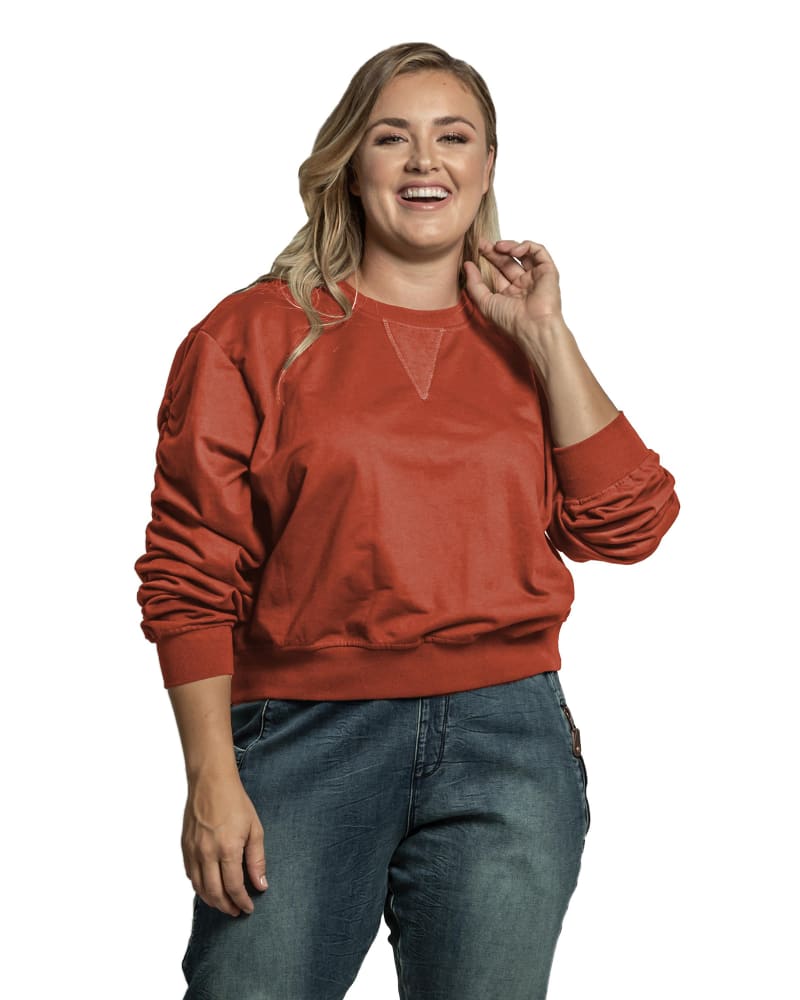 Front of a model wearing a size 1X Paula Ruched Pullover Sweatshirt in PAPRIKA by Standards & Practices. | dia_product_style_image_id:276011